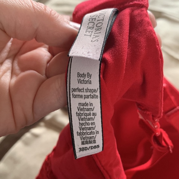 Lightly worn red lace Victorias Secret Bra - Picture 4 of 5